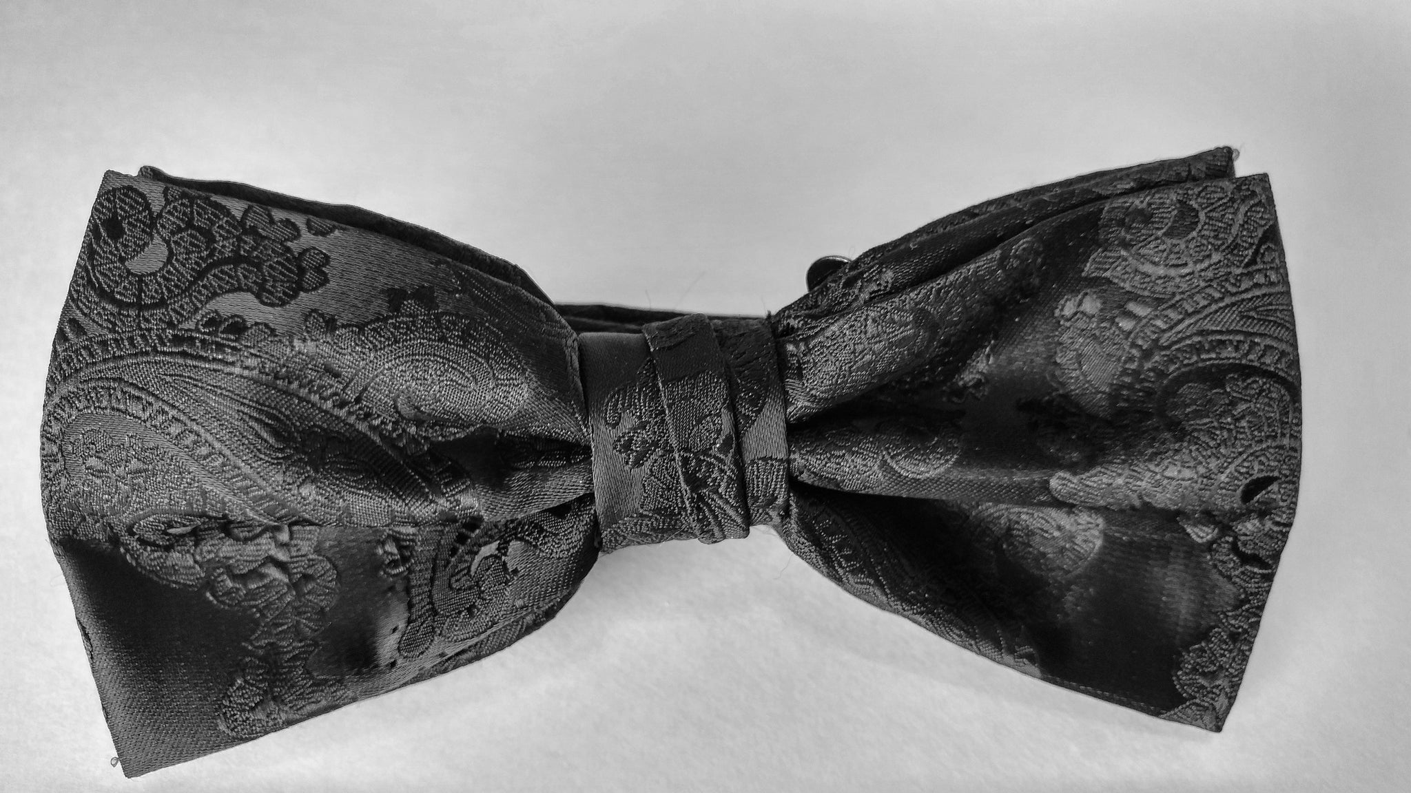 Elegant Black Paisley Bow Tie – GentlemanJoe