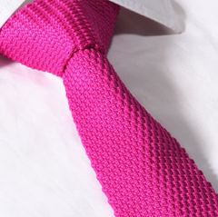 Pink knit tie
